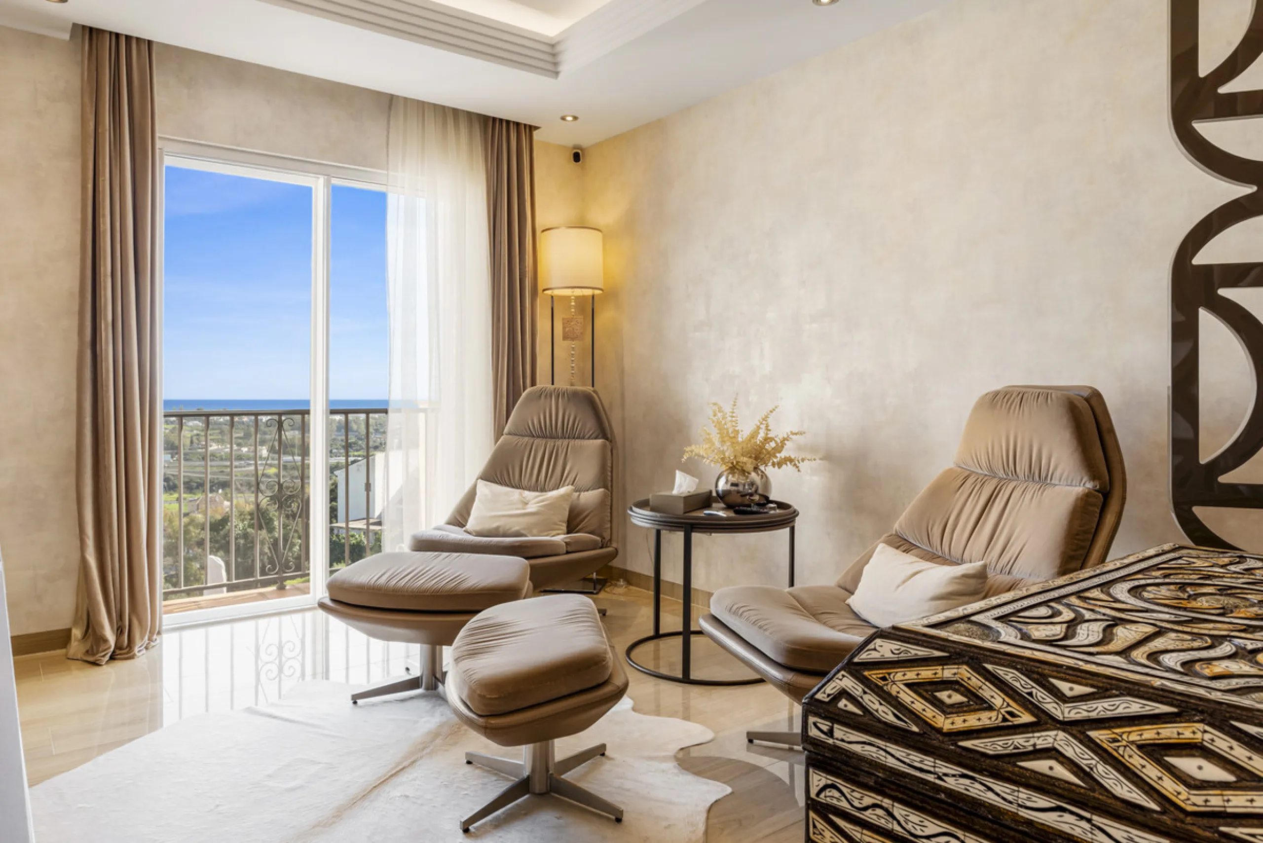 Located in the exclusive and tranquil gated community of Los Almendros, this outstanding south-facing duplex penthouse offers breathtaking panoramic views over the Mediterranean Sea and surrounding mountains. Just a short drive from San Pedro de Alcántara