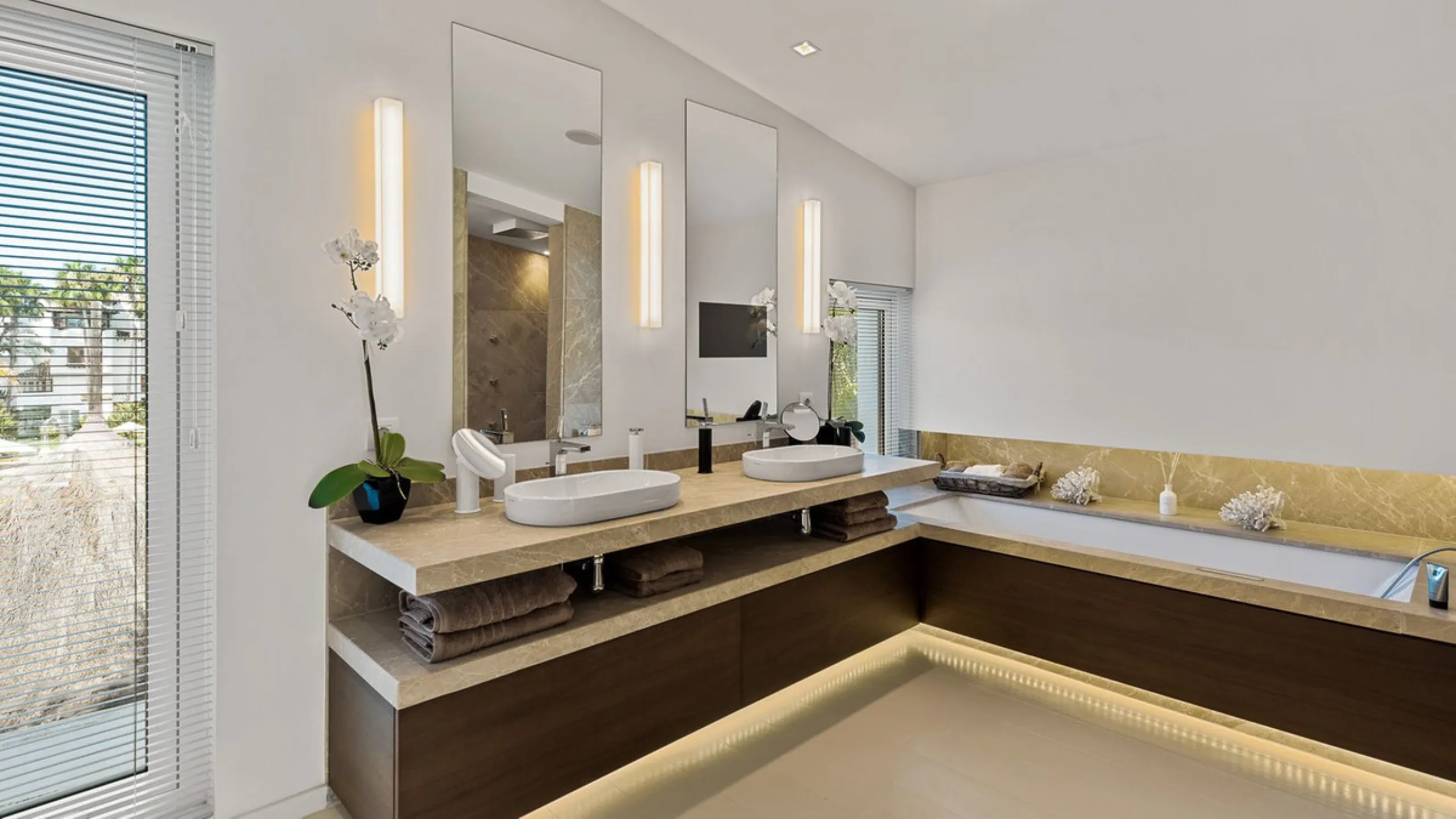 This exquisite and distinctive contemporary residence situated in Puente Romano has undergone a comprehensive renovation to meet the highest standards. Characterized by sleek, straight lines, this property is abundant in natural light and boasts remarkabl
