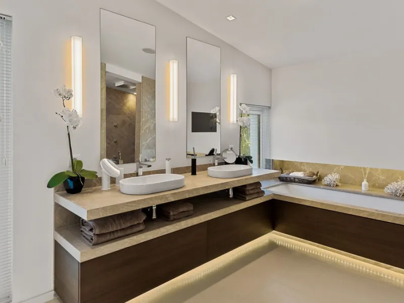 This exquisite and distinctive contemporary residence situated in Puente Romano has undergone a comprehensive renovation to meet the highest standards. Characterized by sleek, straight lines, this property is abundant in natural light and boasts remarkabl