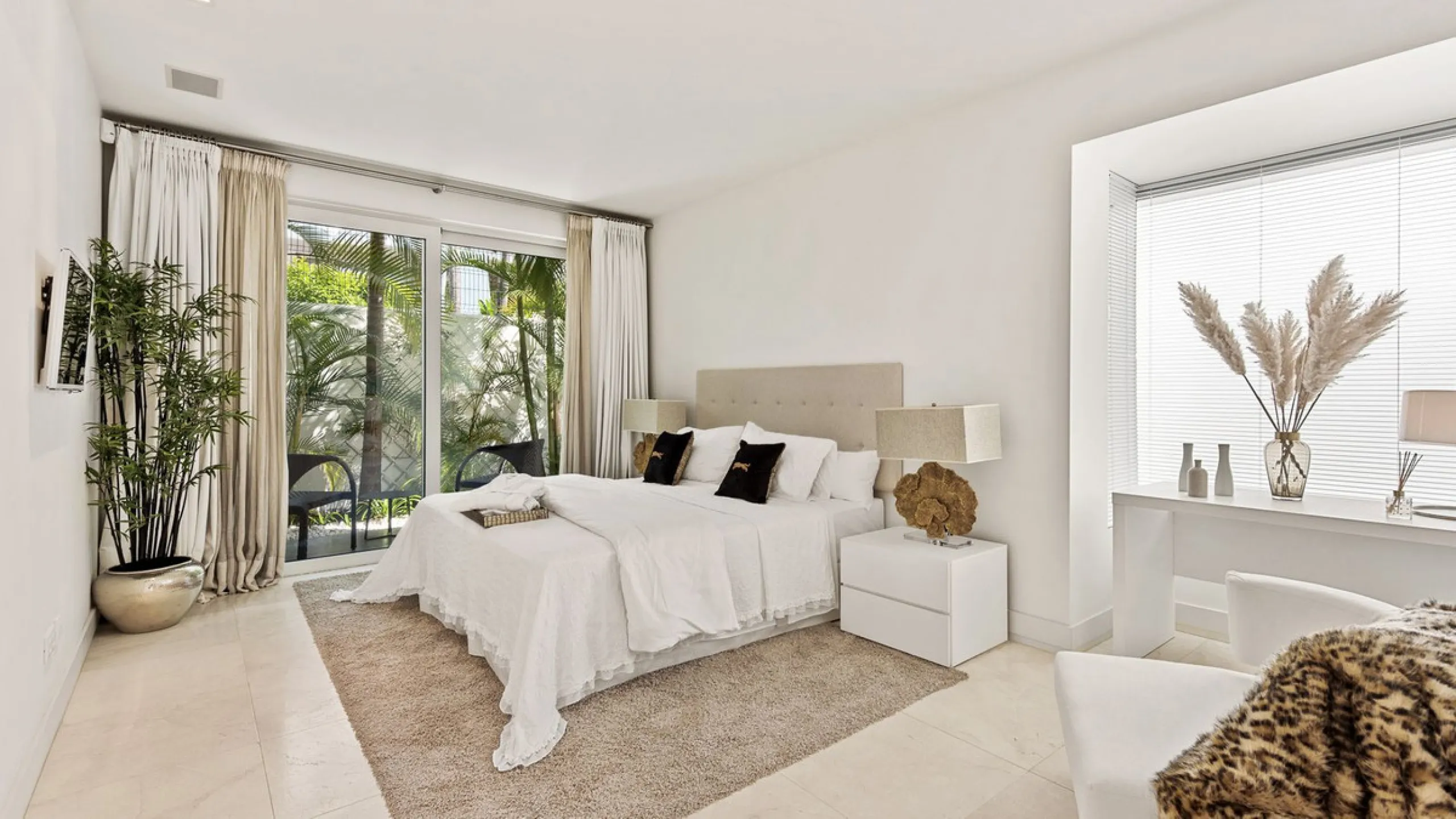 This exquisite and distinctive contemporary residence situated in Puente Romano has undergone a comprehensive renovation to meet the highest standards. Characterized by sleek, straight lines, this property is abundant in natural light and boasts remarkabl