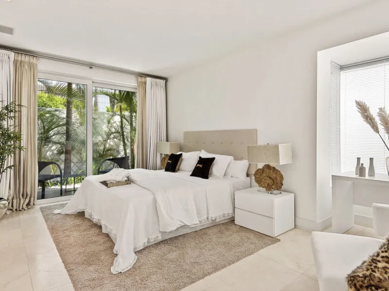 This exquisite and distinctive contemporary residence situated in Puente Romano has undergone a comprehensive renovation to meet the highest standards. Characterized by sleek, straight lines, this property is abundant in natural light and boasts remarkabl