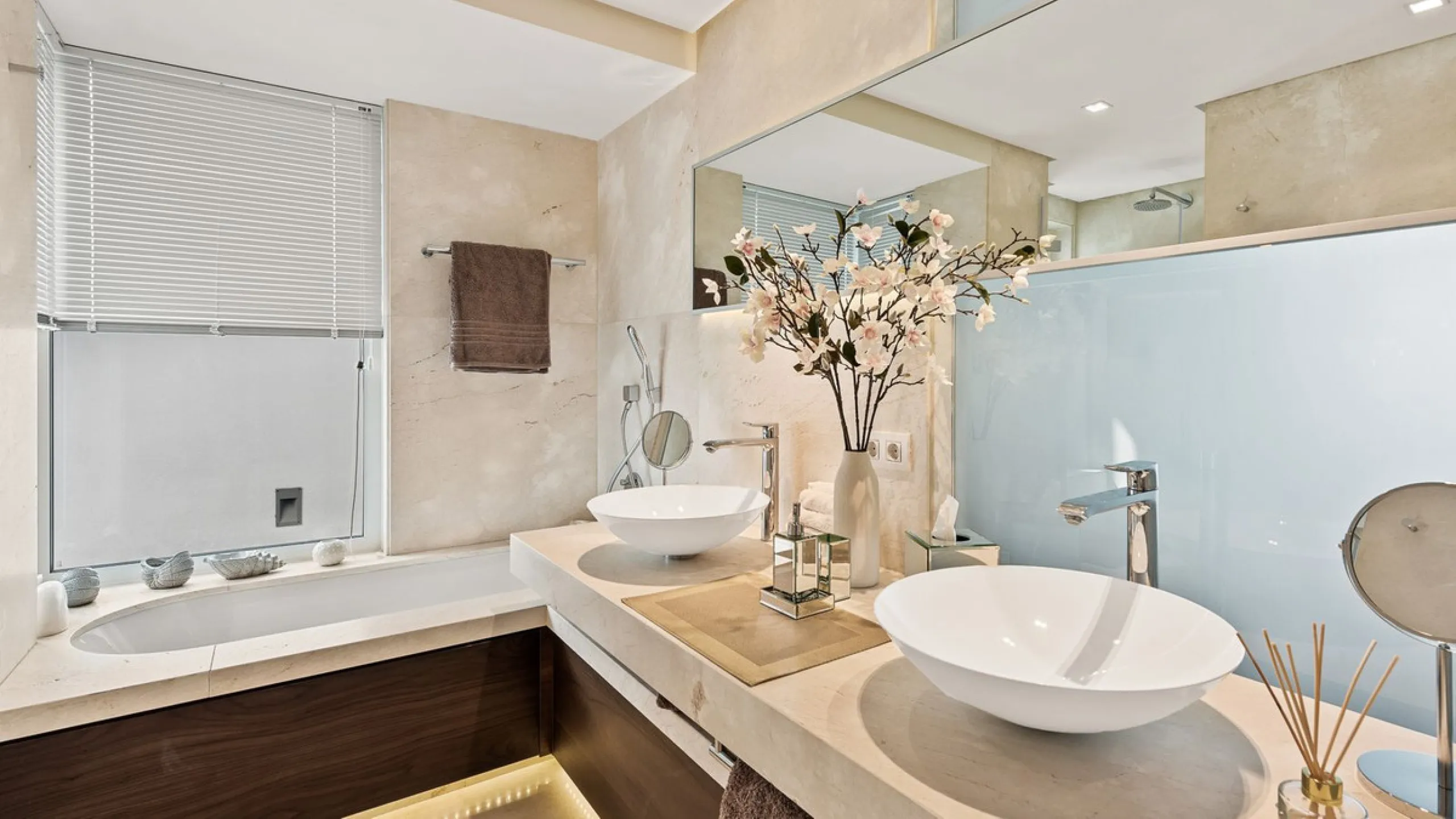 This exquisite and distinctive contemporary residence situated in Puente Romano has undergone a comprehensive renovation to meet the highest standards. Characterized by sleek, straight lines, this property is abundant in natural light and boasts remarkabl