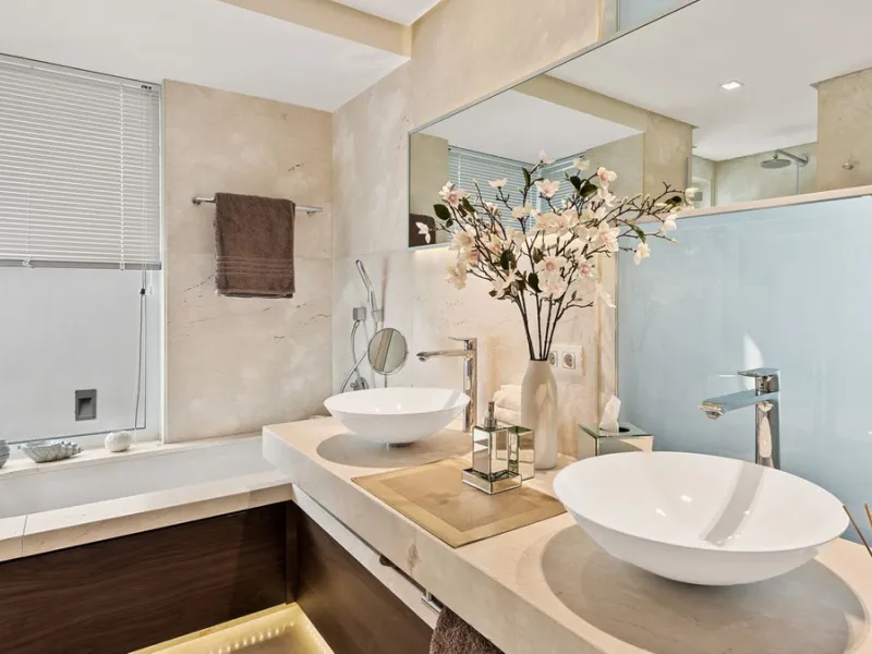 This exquisite and distinctive contemporary residence situated in Puente Romano has undergone a comprehensive renovation to meet the highest standards. Characterized by sleek, straight lines, this property is abundant in natural light and boasts remarkabl