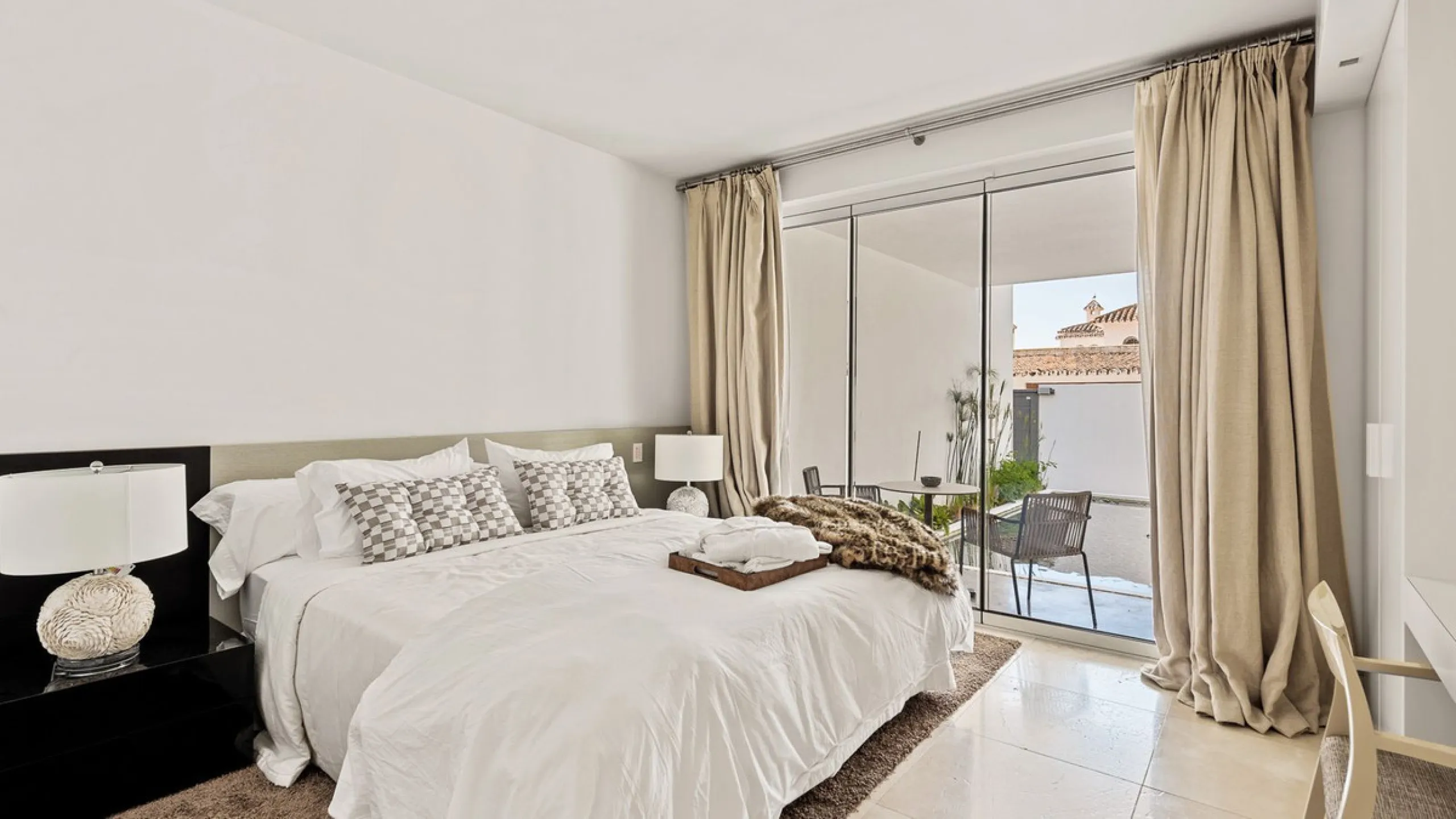 This exquisite and distinctive contemporary residence situated in Puente Romano has undergone a comprehensive renovation to meet the highest standards. Characterized by sleek, straight lines, this property is abundant in natural light and boasts remarkabl