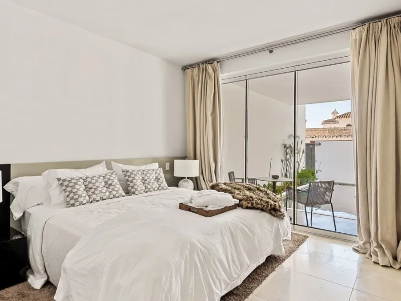 This exquisite and distinctive contemporary residence situated in Puente Romano has undergone a comprehensive renovation to meet the highest standards. Characterized by sleek, straight lines, this property is abundant in natural light and boasts remarkabl