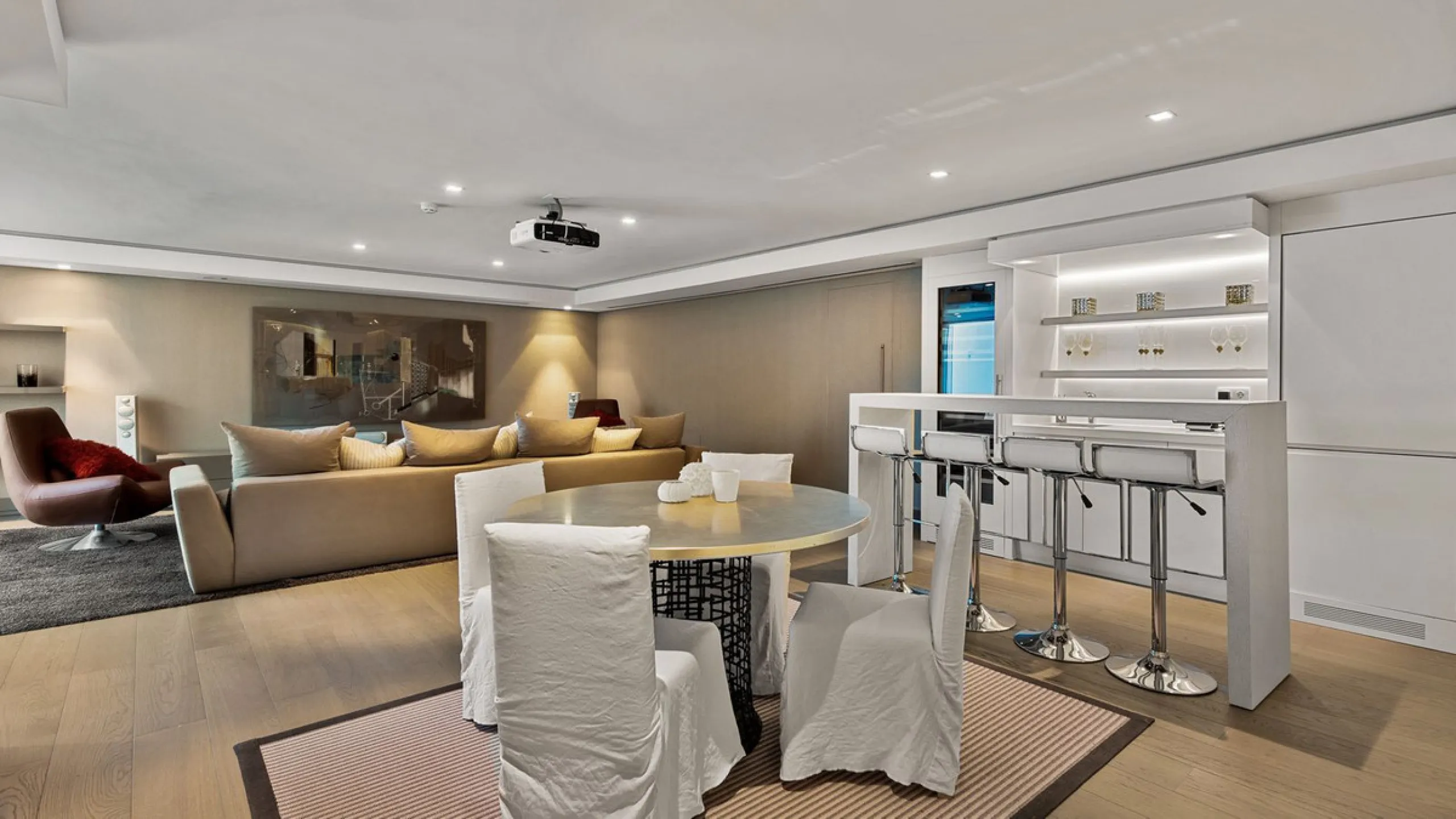This exquisite and distinctive contemporary residence situated in Puente Romano has undergone a comprehensive renovation to meet the highest standards. Characterized by sleek, straight lines, this property is abundant in natural light and boasts remarkabl