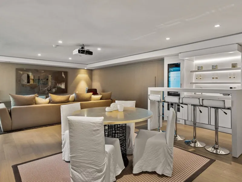This exquisite and distinctive contemporary residence situated in Puente Romano has undergone a comprehensive renovation to meet the highest standards. Characterized by sleek, straight lines, this property is abundant in natural light and boasts remarkabl