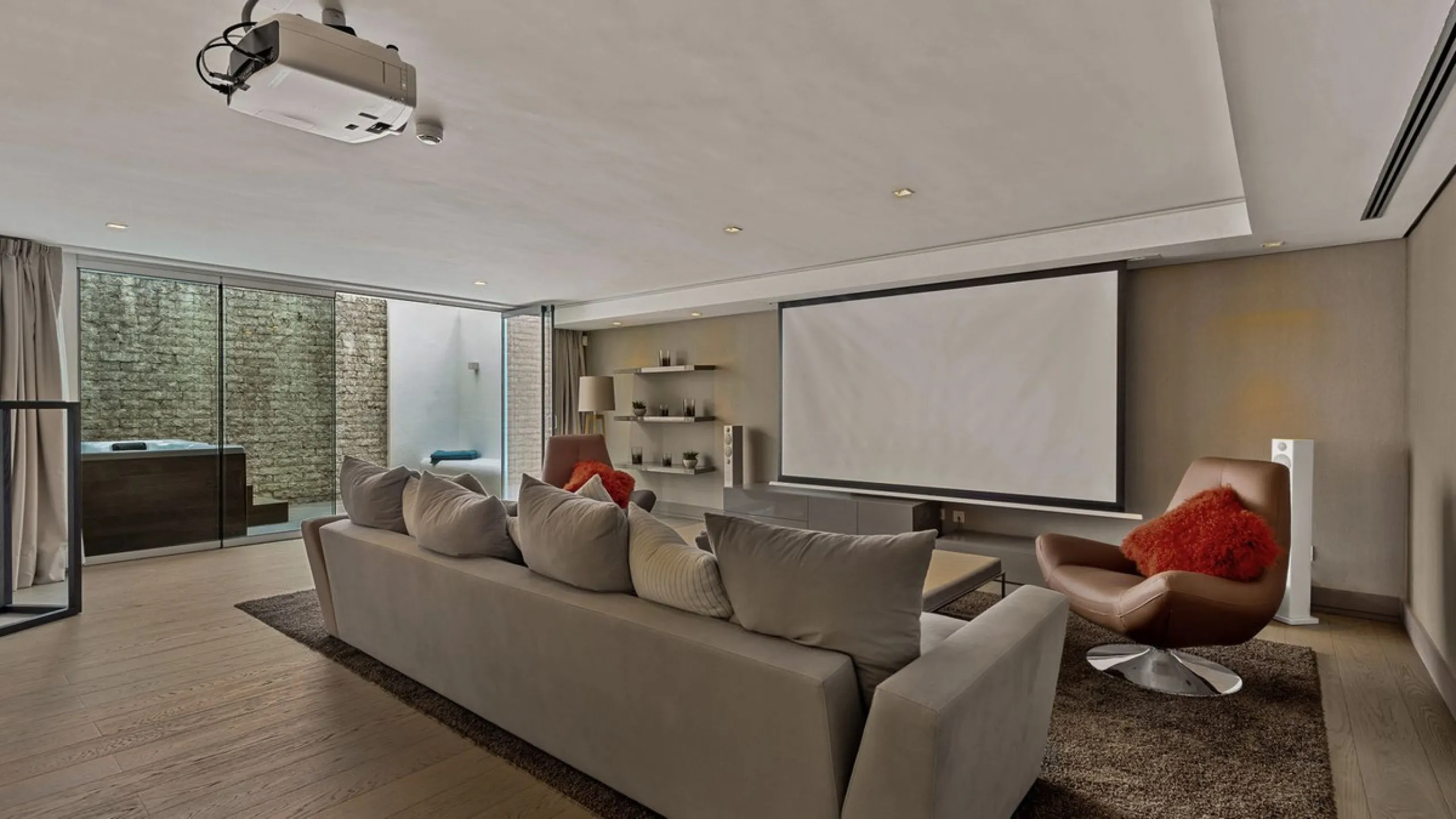 This exquisite and distinctive contemporary residence situated in Puente Romano has undergone a comprehensive renovation to meet the highest standards. Characterized by sleek, straight lines, this property is abundant in natural light and boasts remarkabl