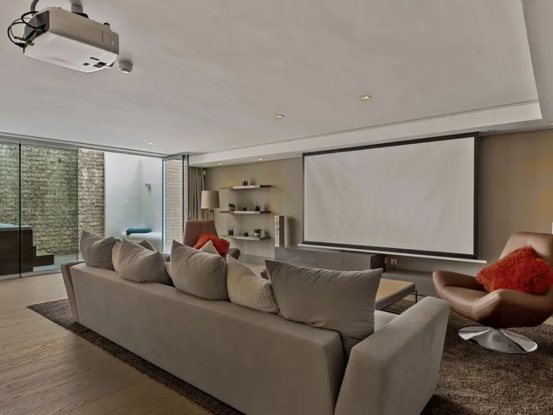 This exquisite and distinctive contemporary residence situated in Puente Romano has undergone a comprehensive renovation to meet the highest standards. Characterized by sleek, straight lines, this property is abundant in natural light and boasts remarkabl