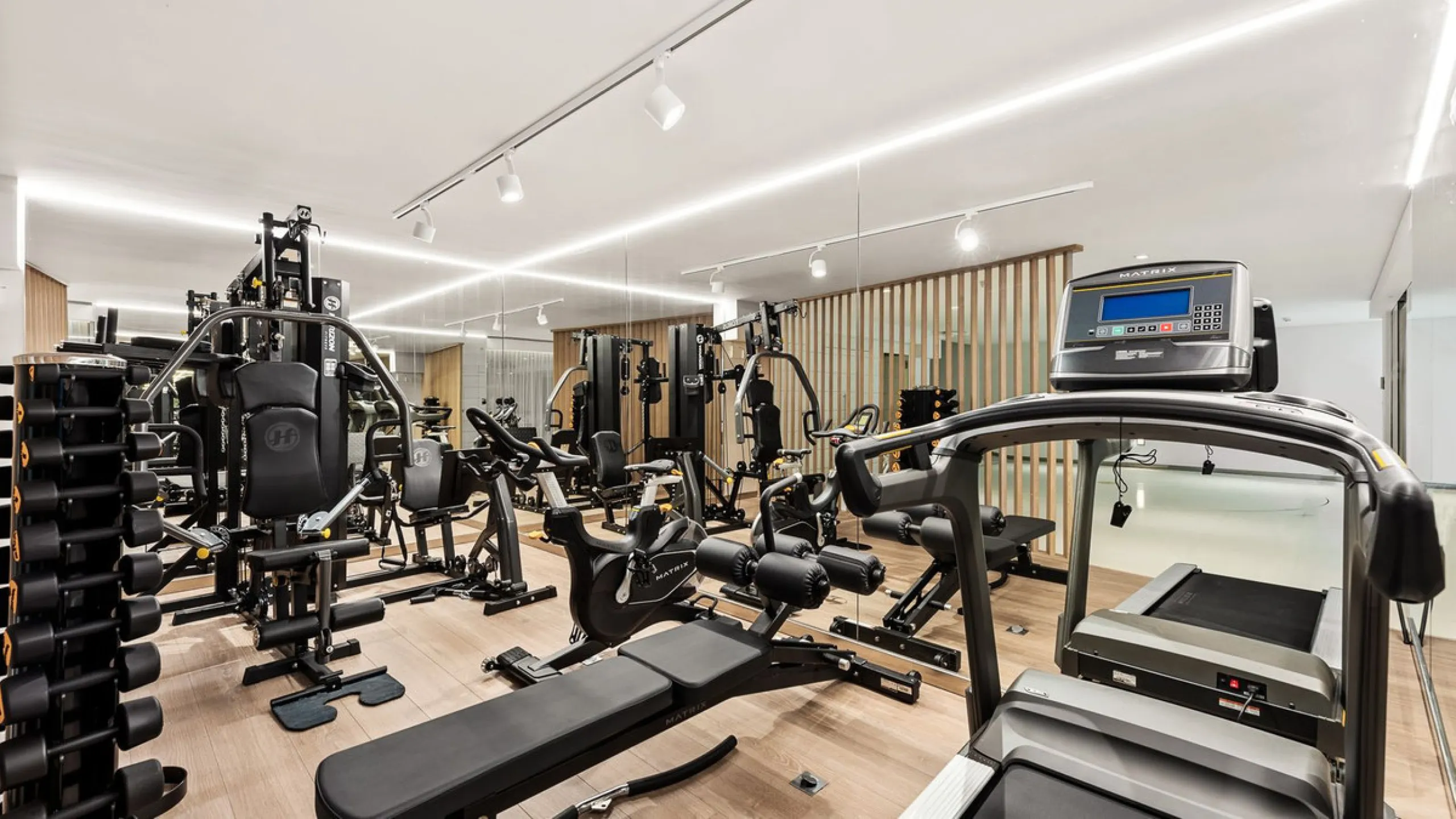 This exquisite and distinctive contemporary residence situated in Puente Romano has undergone a comprehensive renovation to meet the highest standards. Characterized by sleek, straight lines, this property is abundant in natural light and boasts remarkabl