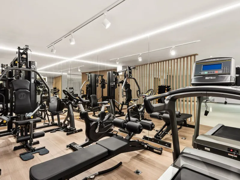 This exquisite and distinctive contemporary residence situated in Puente Romano has undergone a comprehensive renovation to meet the highest standards. Characterized by sleek, straight lines, this property is abundant in natural light and boasts remarkabl