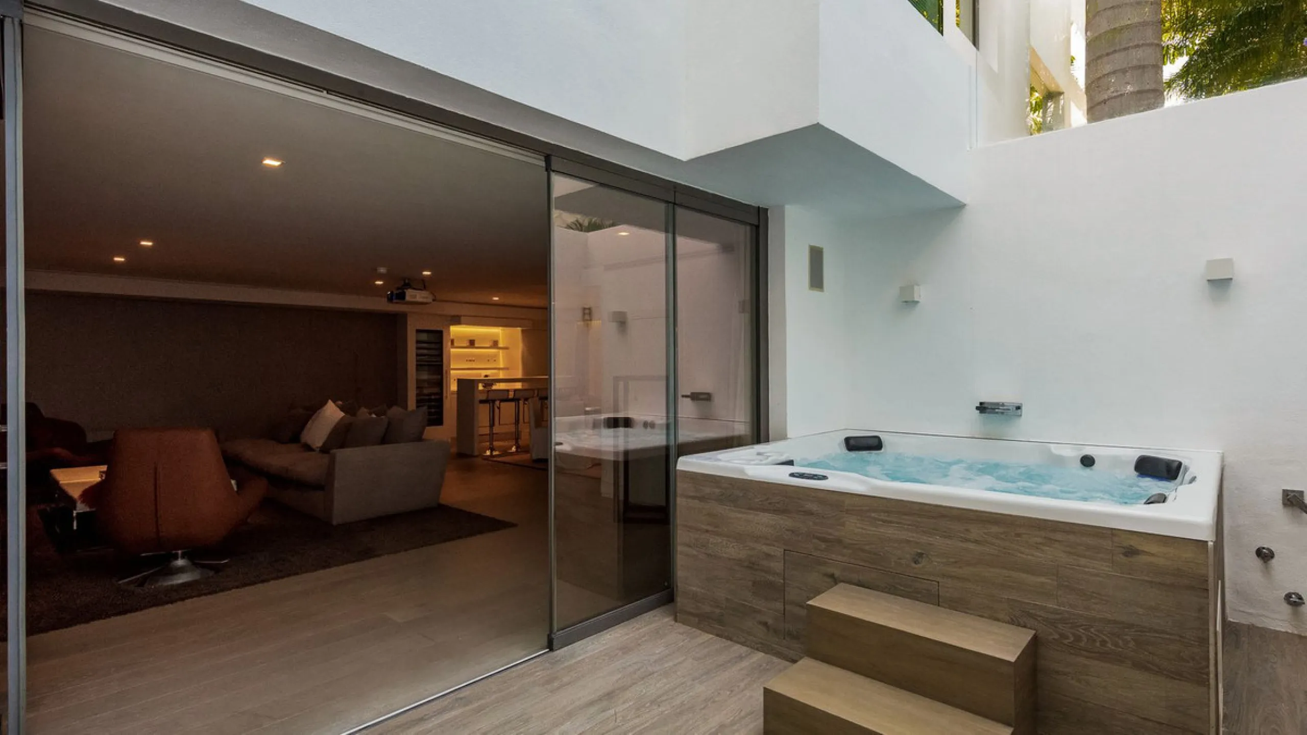 This exquisite and distinctive contemporary residence situated in Puente Romano has undergone a comprehensive renovation to meet the highest standards. Characterized by sleek, straight lines, this property is abundant in natural light and boasts remarkabl