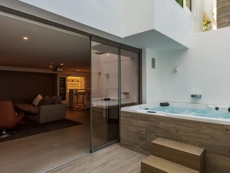 This exquisite and distinctive contemporary residence situated in Puente Romano has undergone a comprehensive renovation to meet the highest standards. Characterized by sleek, straight lines, this property is abundant in natural light and boasts remarkabl