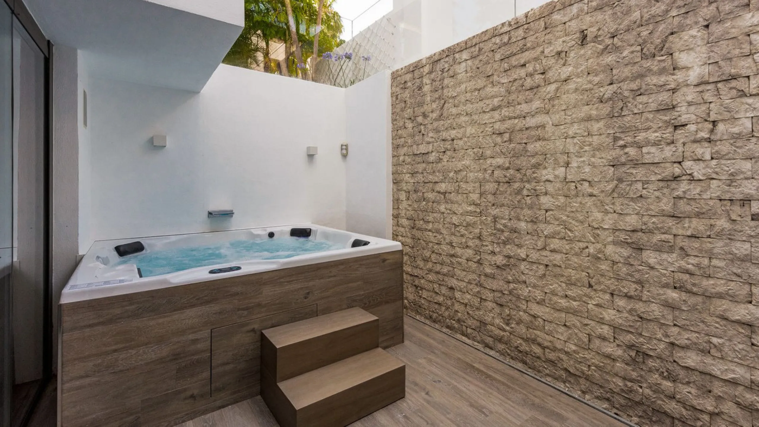 This exquisite and distinctive contemporary residence situated in Puente Romano has undergone a comprehensive renovation to meet the highest standards. Characterized by sleek, straight lines, this property is abundant in natural light and boasts remarkabl