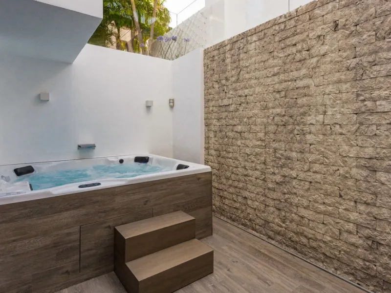 This exquisite and distinctive contemporary residence situated in Puente Romano has undergone a comprehensive renovation to meet the highest standards. Characterized by sleek, straight lines, this property is abundant in natural light and boasts remarkabl