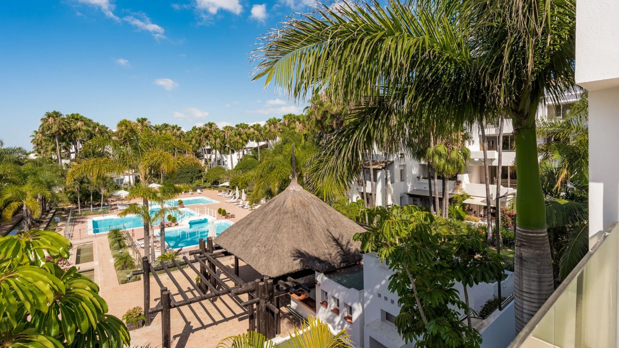 This exquisite and distinctive contemporary residence situated in Puente Romano has undergone a comprehensive renovation to meet the highest standards. Characterized by sleek, straight lines, this property is abundant in natural light and boasts remarkabl
