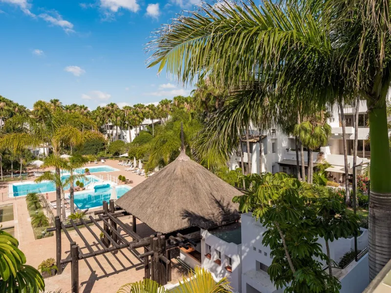 This exquisite and distinctive contemporary residence situated in Puente Romano has undergone a comprehensive renovation to meet the highest standards. Characterized by sleek, straight lines, this property is abundant in natural light and boasts remarkabl