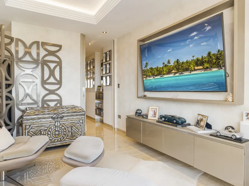 Located in the exclusive and tranquil gated community of Los Almendros, this outstanding south-facing duplex penthouse offers breathtaking panoramic views over the Mediterranean Sea and surrounding mountains. Just a short drive from San Pedro de Alcántara