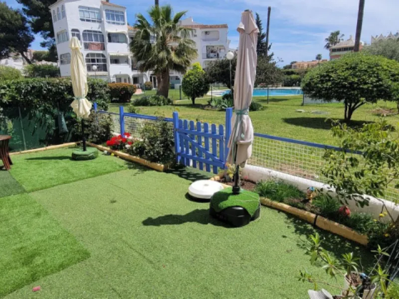 Live the beach life you've always dreamed of! Prime location. Enjoy this exclusive ground-floor apartment with a 100-square-meter private garden overlooking the pool, next to the El Zoco Calahonda shopping center, just a 3-minute walk from the beach. Enjo