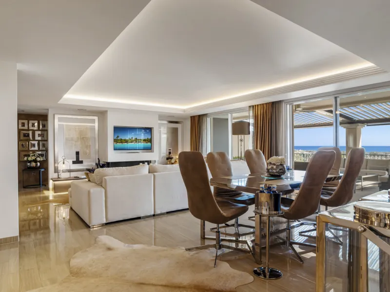 Located in the exclusive and tranquil gated community of Los Almendros, this outstanding south-facing duplex penthouse offers breathtaking panoramic views over the Mediterranean Sea and surrounding mountains. Just a short drive from San Pedro de Alcántara