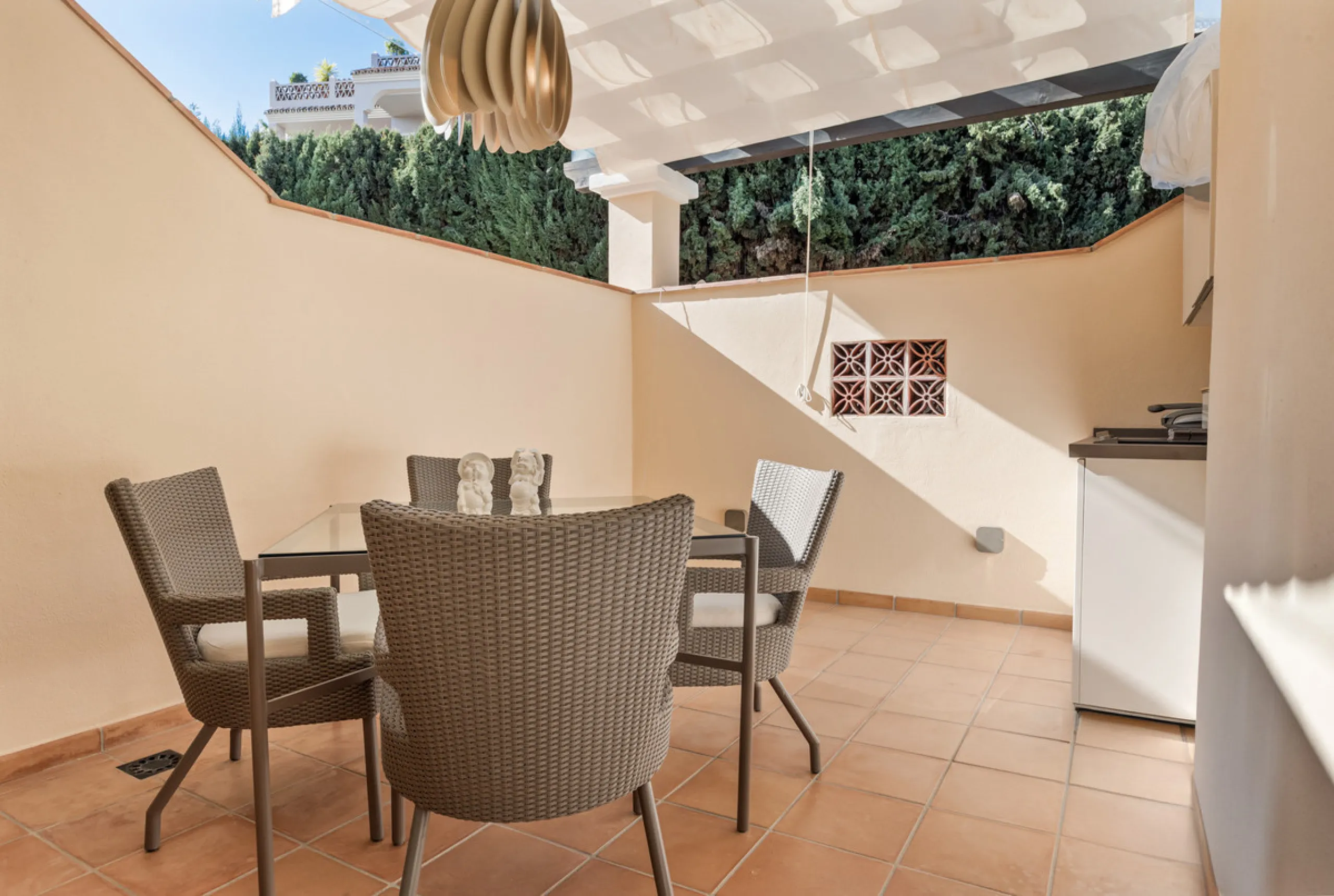 Located in the exclusive and tranquil gated community of Los Almendros, this outstanding south-facing duplex penthouse offers breathtaking panoramic views over the Mediterranean Sea and surrounding mountains. Just a short drive from San Pedro de Alcántara