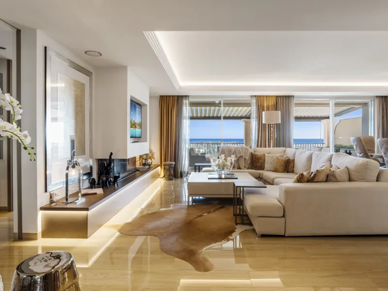 Located in the exclusive and tranquil gated community of Los Almendros, this outstanding south-facing duplex penthouse offers breathtaking panoramic views over the Mediterranean Sea and surrounding mountains. Just a short drive from San Pedro de Alcántara