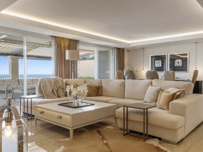 Located in the exclusive and tranquil gated community of Los Almendros, this outstanding south-facing duplex penthouse offers breathtaking panoramic views over the Mediterranean Sea and surrounding mountains. Just a short drive from San Pedro de Alcántara