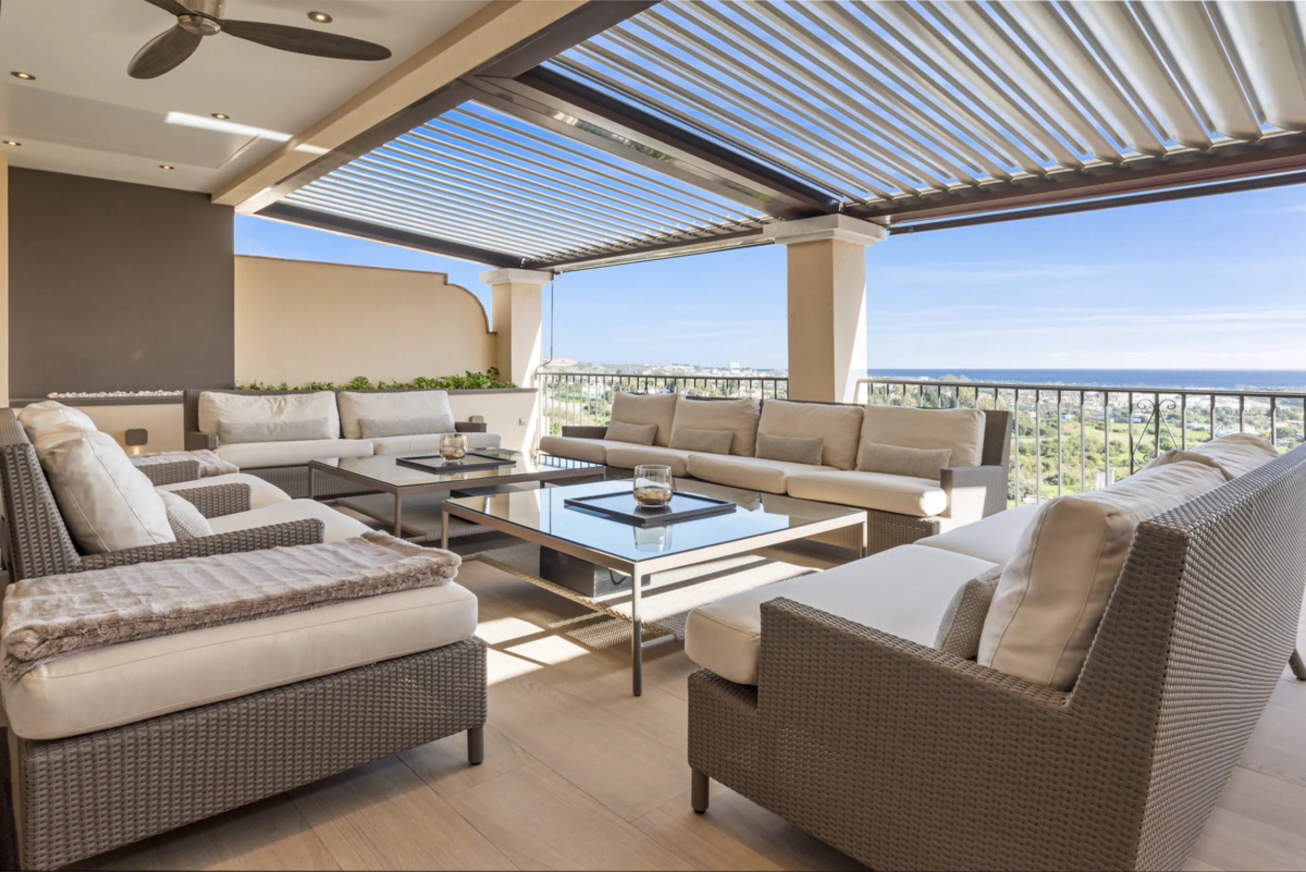 Located in the exclusive and tranquil gated community of Los Almendros, this outstanding south-facing duplex penthouse offers breathtaking panoramic views over the Mediterranean Sea and surrounding mountains. Just a short drive from San Pedro de Alcántara