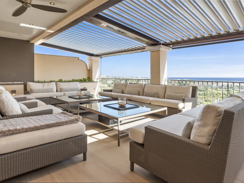 Located in the exclusive and tranquil gated community of Los Almendros, this outstanding south-facing duplex penthouse offers breathtaking panoramic views over the Mediterranean Sea and surrounding mountains. Just a short drive from San Pedro de Alcántara