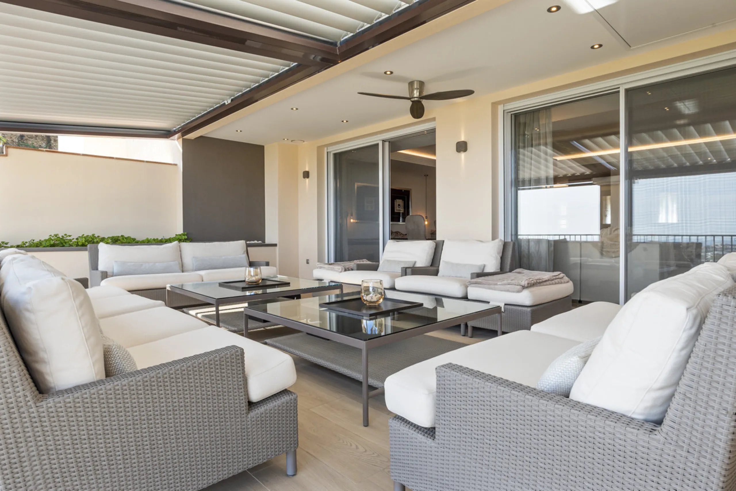 Located in the exclusive and tranquil gated community of Los Almendros, this outstanding south-facing duplex penthouse offers breathtaking panoramic views over the Mediterranean Sea and surrounding mountains. Just a short drive from San Pedro de Alcántara