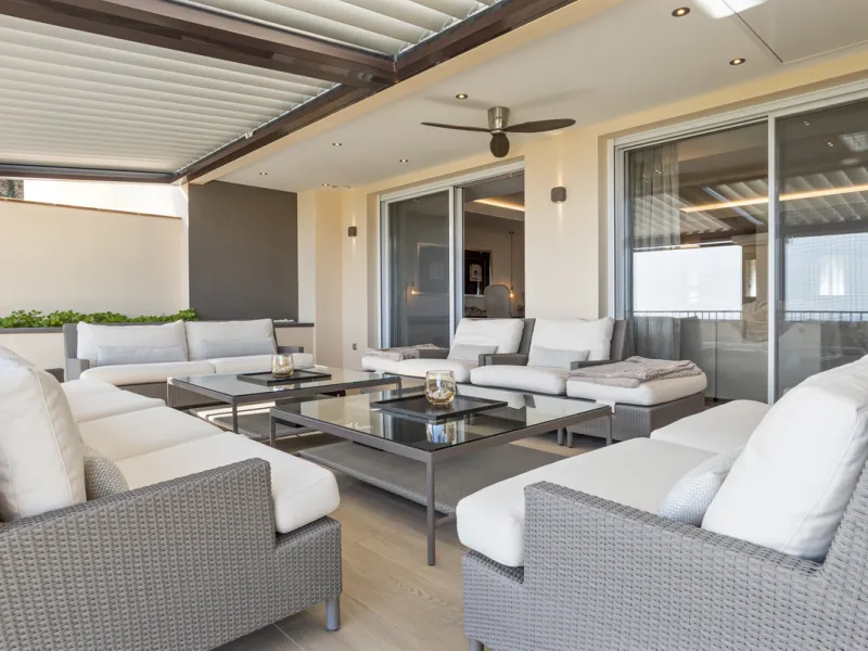 Located in the exclusive and tranquil gated community of Los Almendros, this outstanding south-facing duplex penthouse offers breathtaking panoramic views over the Mediterranean Sea and surrounding mountains. Just a short drive from San Pedro de Alcántara