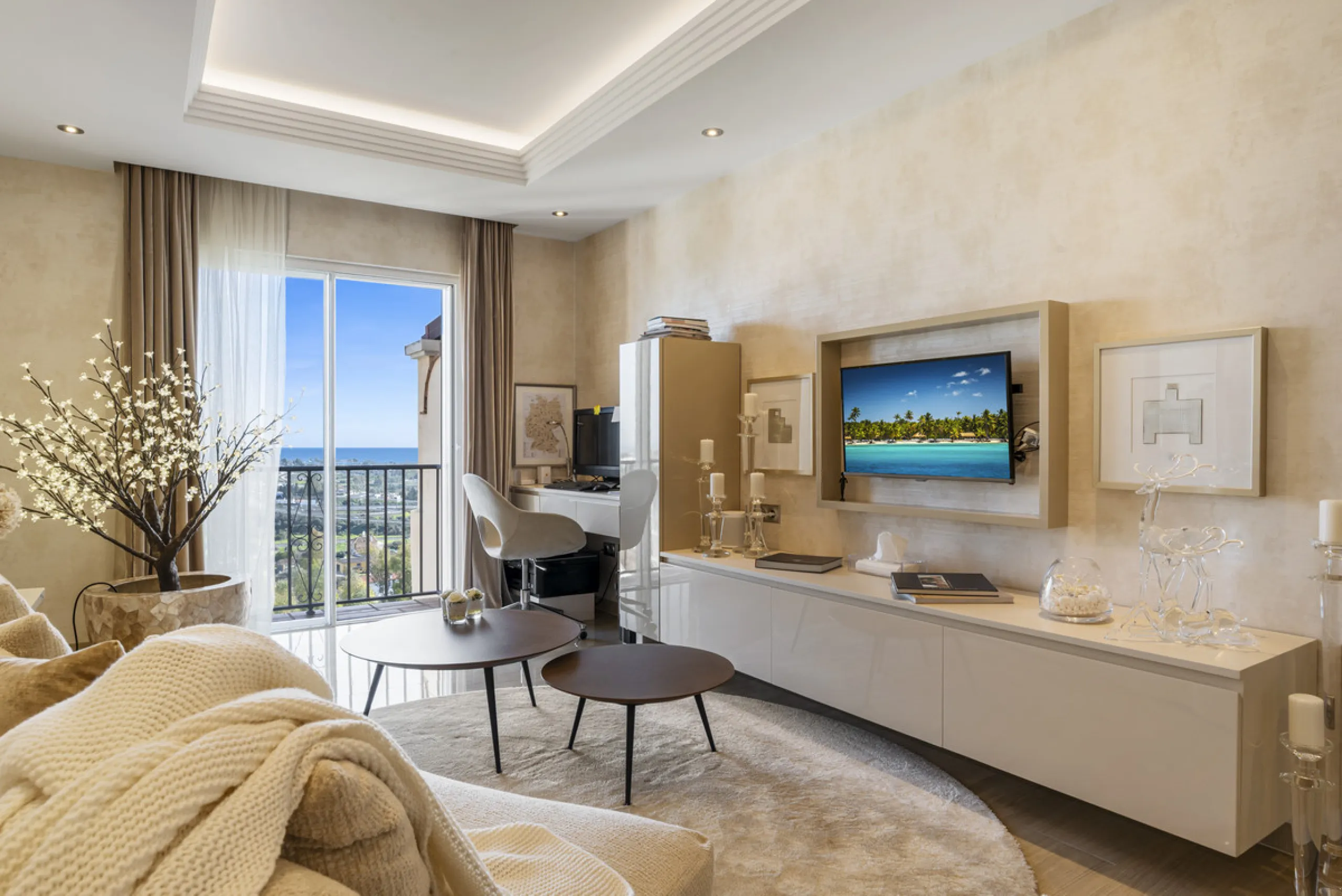 Located in the exclusive and tranquil gated community of Los Almendros, this outstanding south-facing duplex penthouse offers breathtaking panoramic views over the Mediterranean Sea and surrounding mountains. Just a short drive from San Pedro de Alcántara