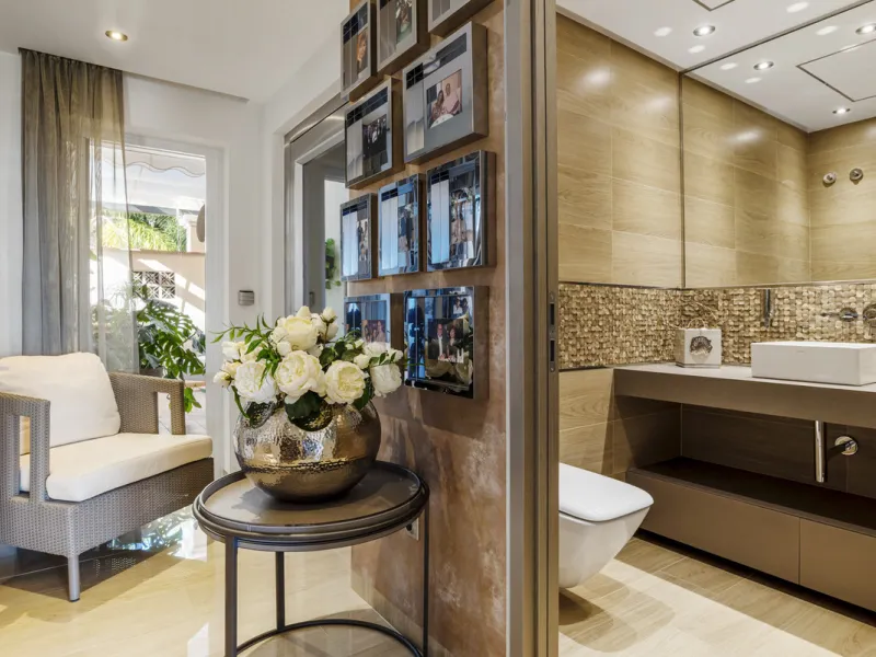Located in the exclusive and tranquil gated community of Los Almendros, this outstanding south-facing duplex penthouse offers breathtaking panoramic views over the Mediterranean Sea and surrounding mountains. Just a short drive from San Pedro de Alcántara