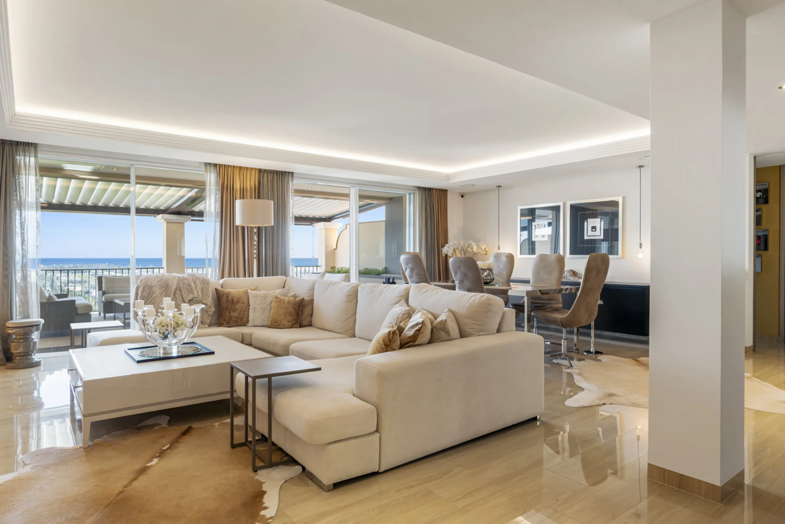 Located in the exclusive and tranquil gated community of Los Almendros, this outstanding south-facing duplex penthouse offers breathtaking panoramic views over the Mediterranean Sea and surrounding mountains. Just a short drive from San Pedro de Alcántara