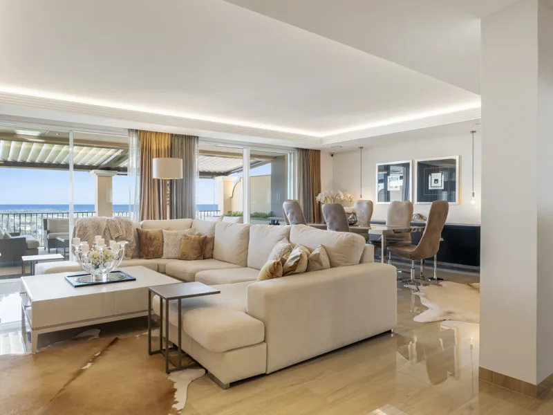 Located in the exclusive and tranquil gated community of Los Almendros, this outstanding south-facing duplex penthouse offers breathtaking panoramic views over the Mediterranean Sea and surrounding mountains. Just a short drive from San Pedro de Alcántara