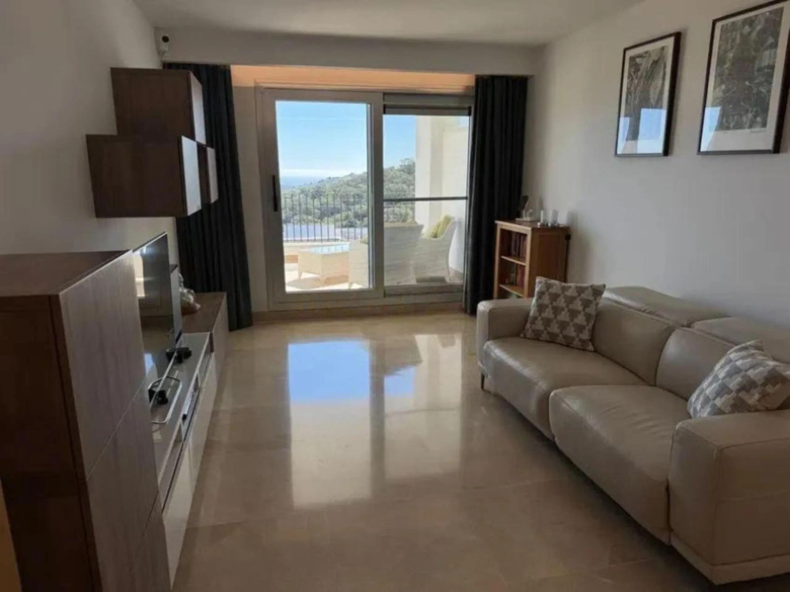 Stunning corner first-floor apartment with superb sea and mountain views, located in the protected area of La Mairena (UNESCO Biosphere Reserve) on the hills above Elviria.