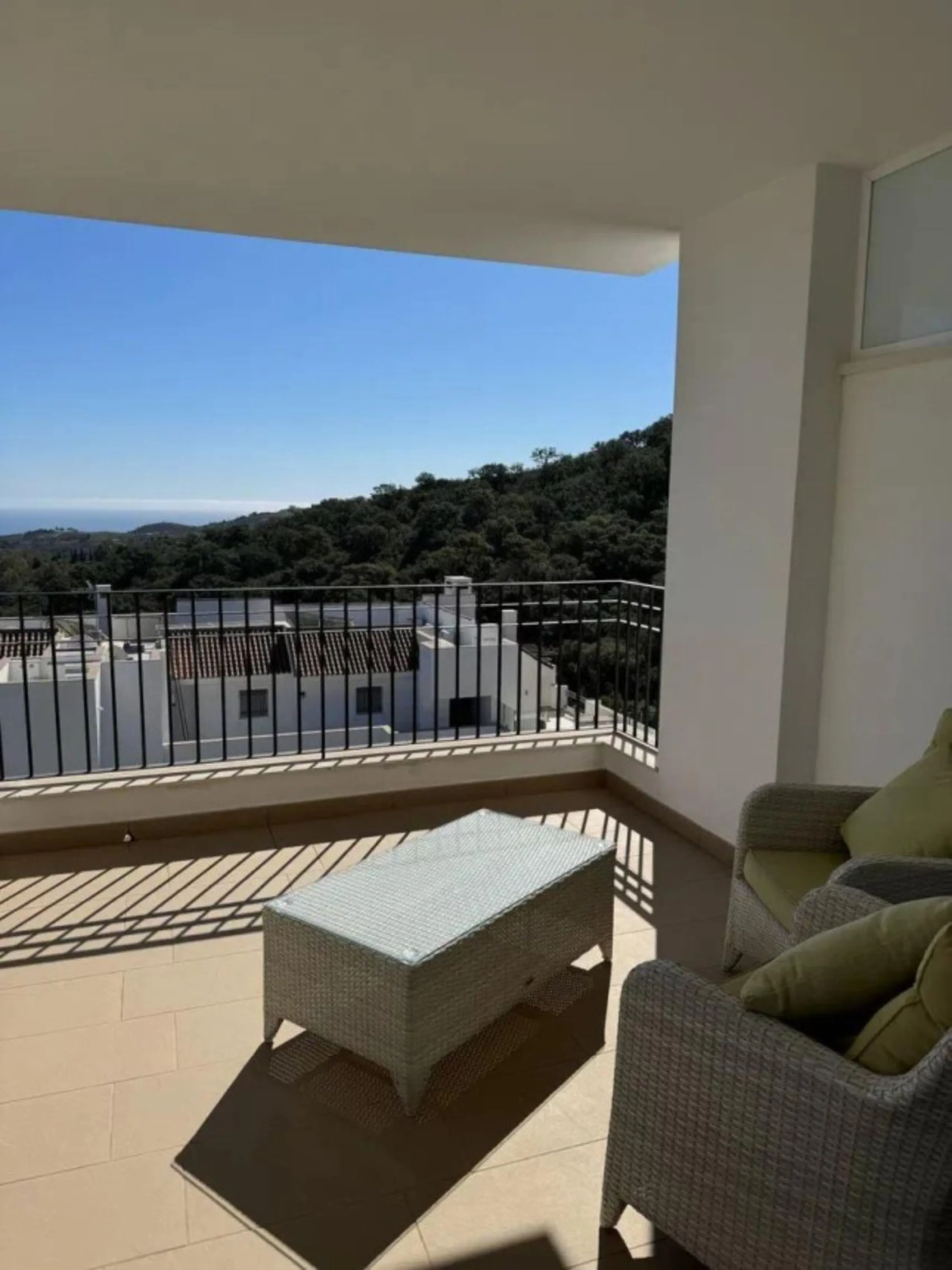Stunning corner first-floor apartment with superb sea and mountain views, located in the protected area of La Mairena (UNESCO Biosphere Reserve) on the hills above Elviria.