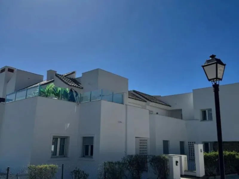 Stunning corner first-floor apartment with superb sea and mountain views, located in the protected area of La Mairena (UNESCO Biosphere Reserve) on the hills above Elviria.