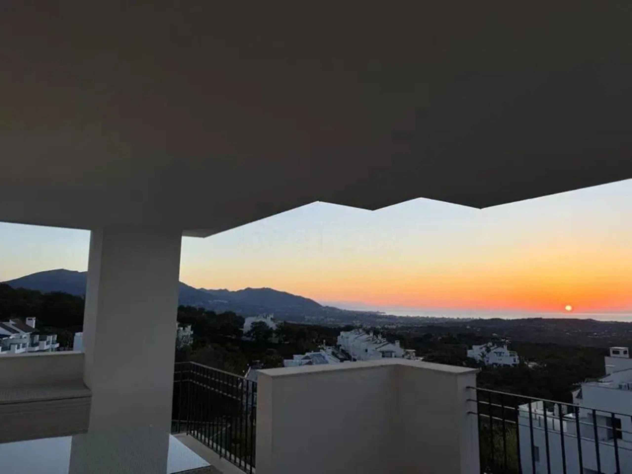 Stunning corner first-floor apartment with superb sea and mountain views, located in the protected area of La Mairena (UNESCO Biosphere Reserve) on the hills above Elviria.