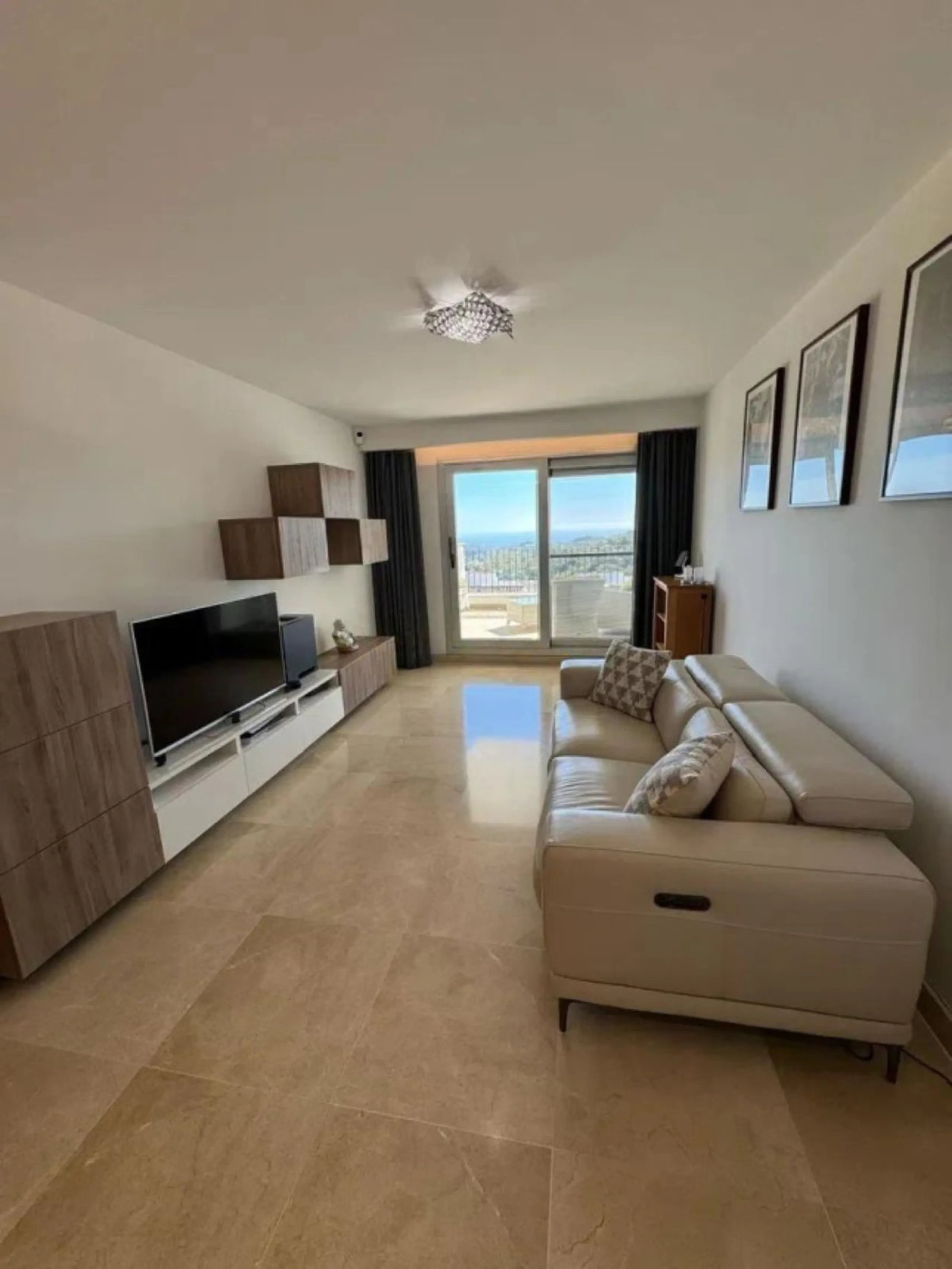 Stunning corner first-floor apartment with superb sea and mountain views, located in the protected area of La Mairena (UNESCO Biosphere Reserve) on the hills above Elviria.