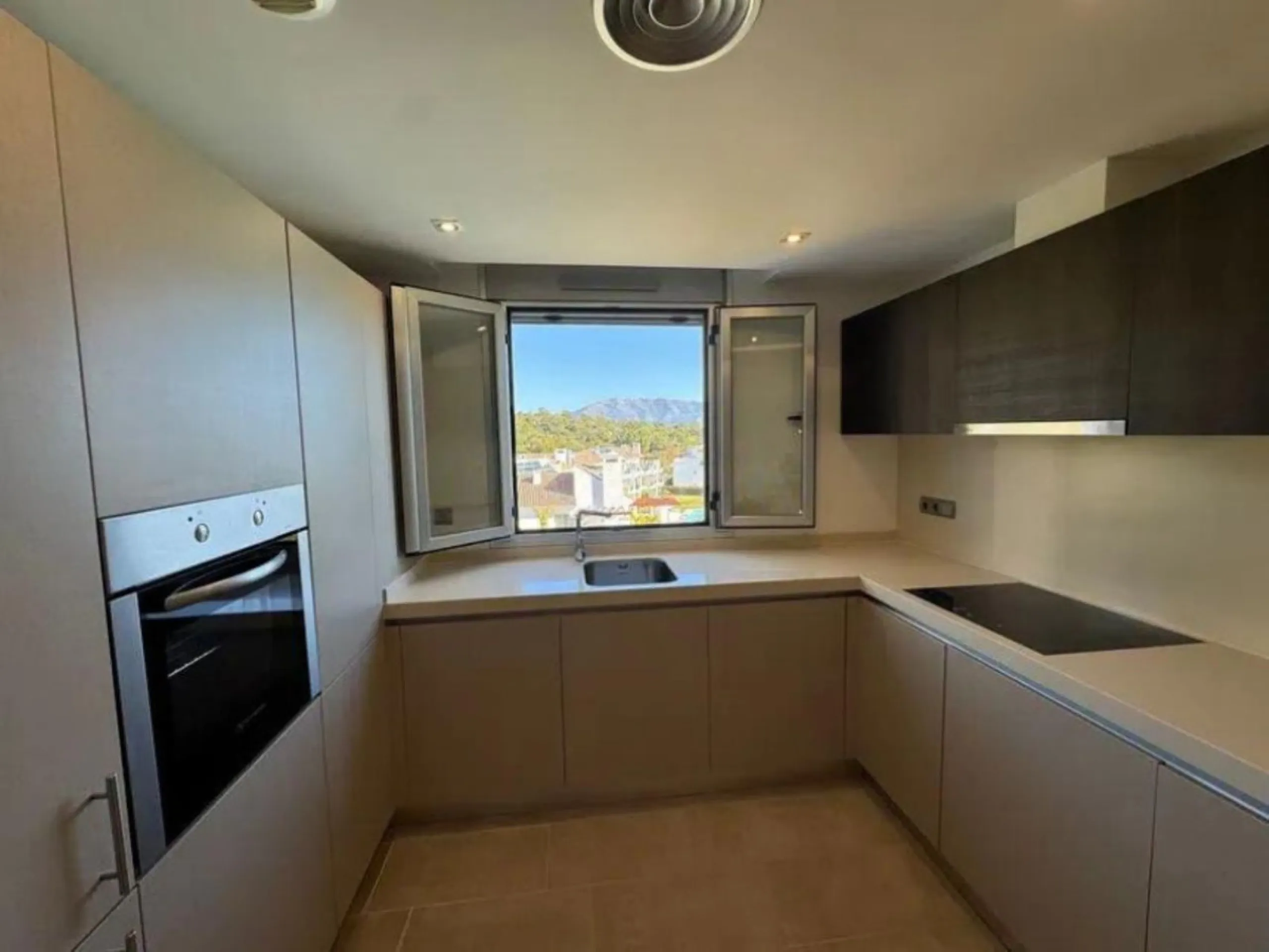 Stunning corner first-floor apartment with superb sea and mountain views, located in the protected area of La Mairena (UNESCO Biosphere Reserve) on the hills above Elviria.