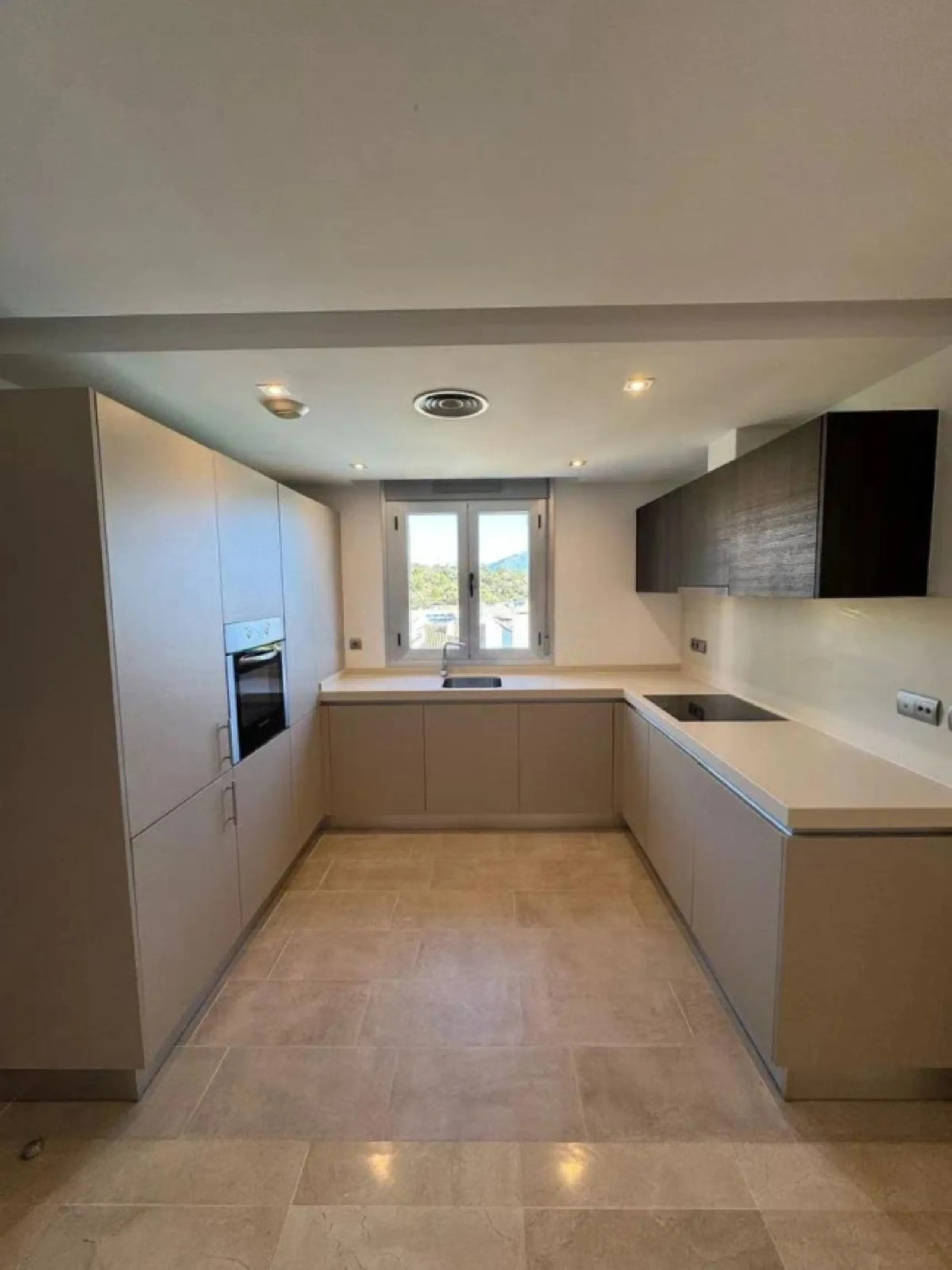 Stunning corner first-floor apartment with superb sea and mountain views, located in the protected area of La Mairena (UNESCO Biosphere Reserve) on the hills above Elviria.