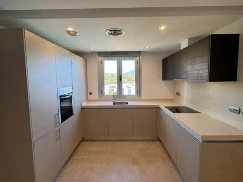 Stunning corner first-floor apartment with superb sea and mountain views, located in the protected area of La Mairena (UNESCO Biosphere Reserve) on the hills above Elviria.