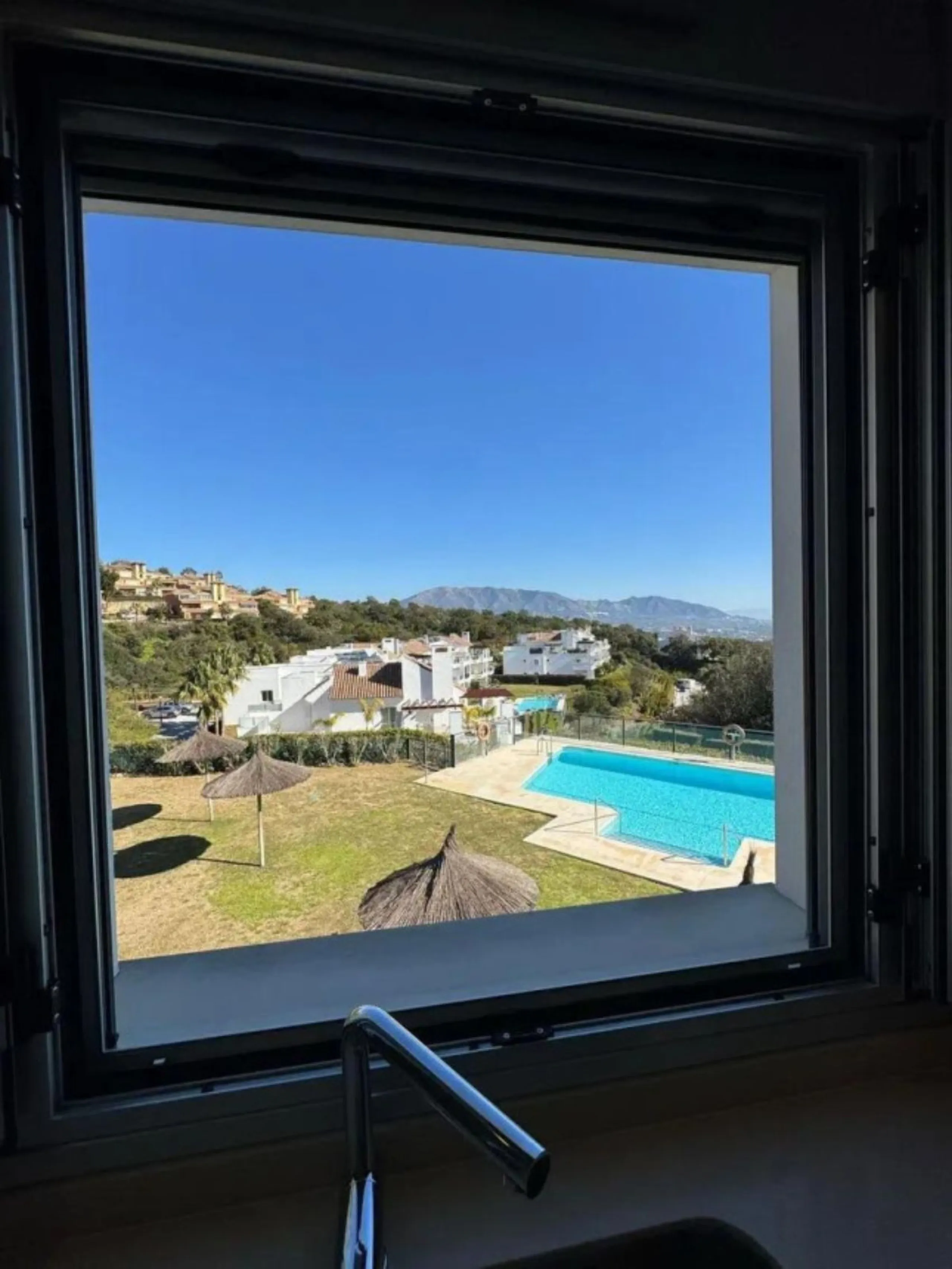 Stunning corner first-floor apartment with superb sea and mountain views, located in the protected area of La Mairena (UNESCO Biosphere Reserve) on the hills above Elviria.