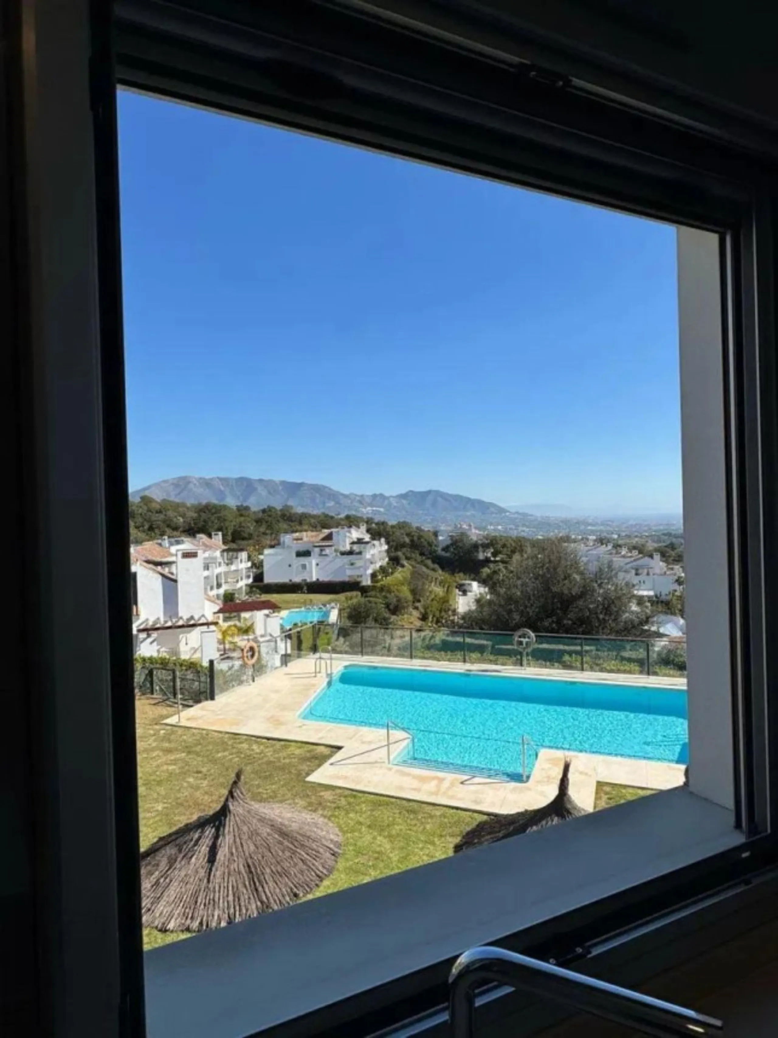 Stunning corner first-floor apartment with superb sea and mountain views, located in the protected area of La Mairena (UNESCO Biosphere Reserve) on the hills above Elviria.