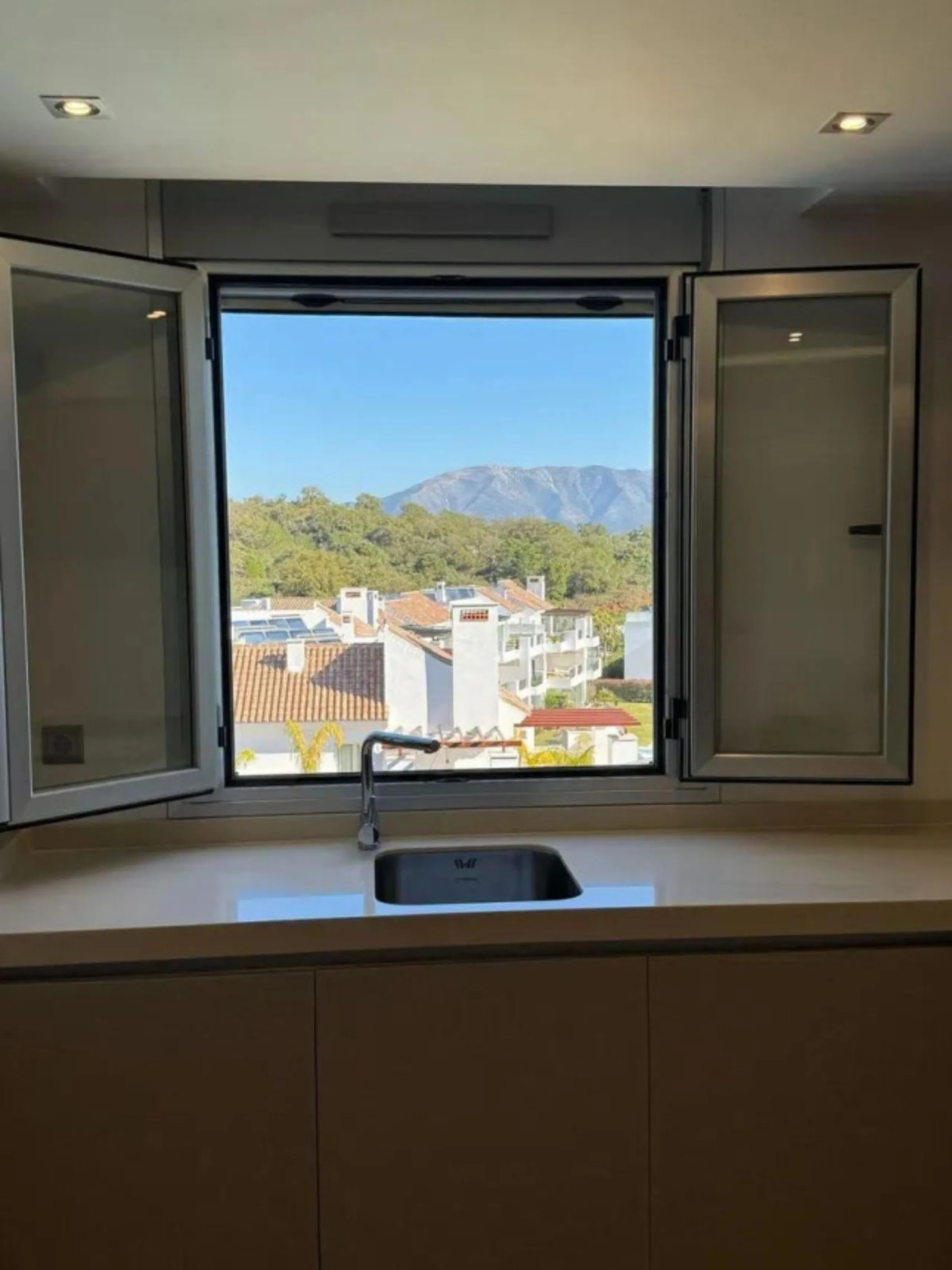 Stunning corner first-floor apartment with superb sea and mountain views, located in the protected area of La Mairena (UNESCO Biosphere Reserve) on the hills above Elviria.