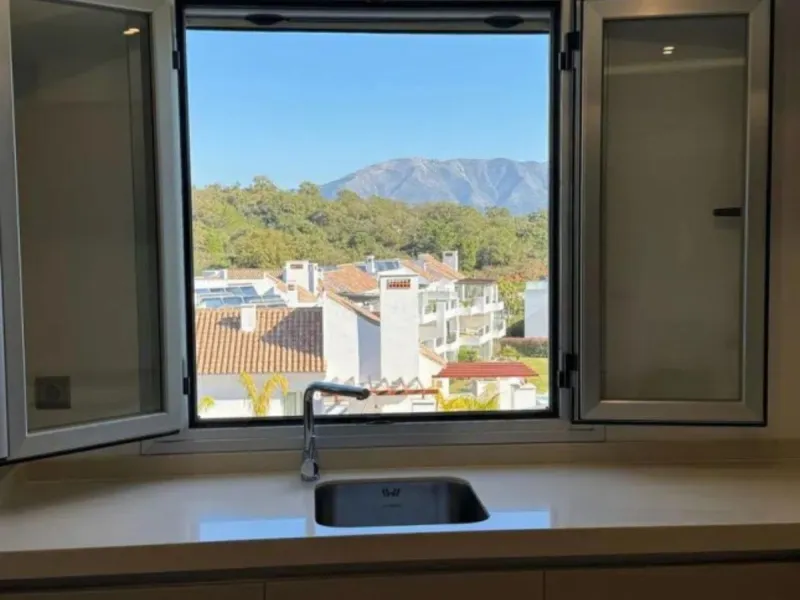 Stunning corner first-floor apartment with superb sea and mountain views, located in the protected area of La Mairena (UNESCO Biosphere Reserve) on the hills above Elviria.