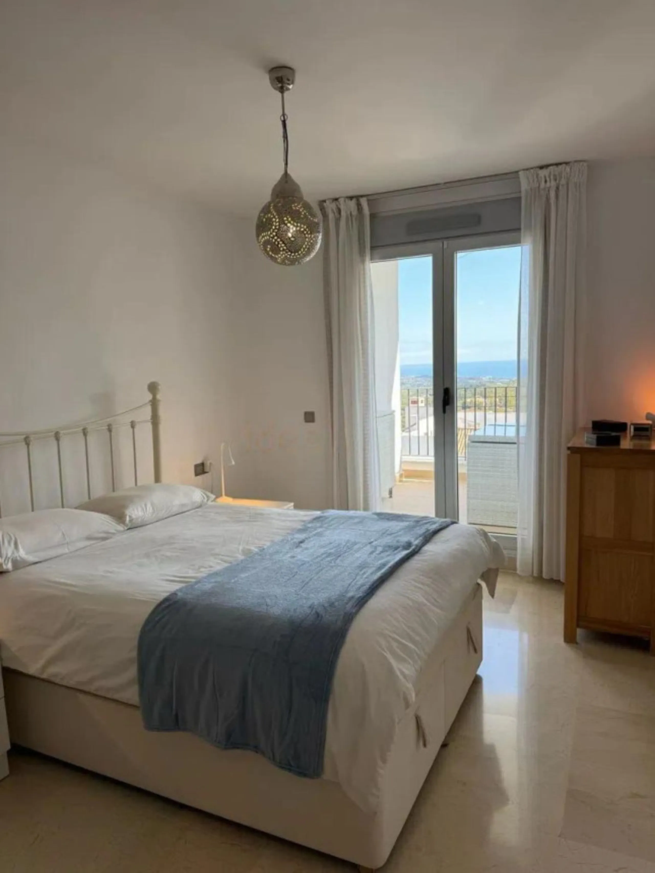 Stunning corner first-floor apartment with superb sea and mountain views, located in the protected area of La Mairena (UNESCO Biosphere Reserve) on the hills above Elviria.