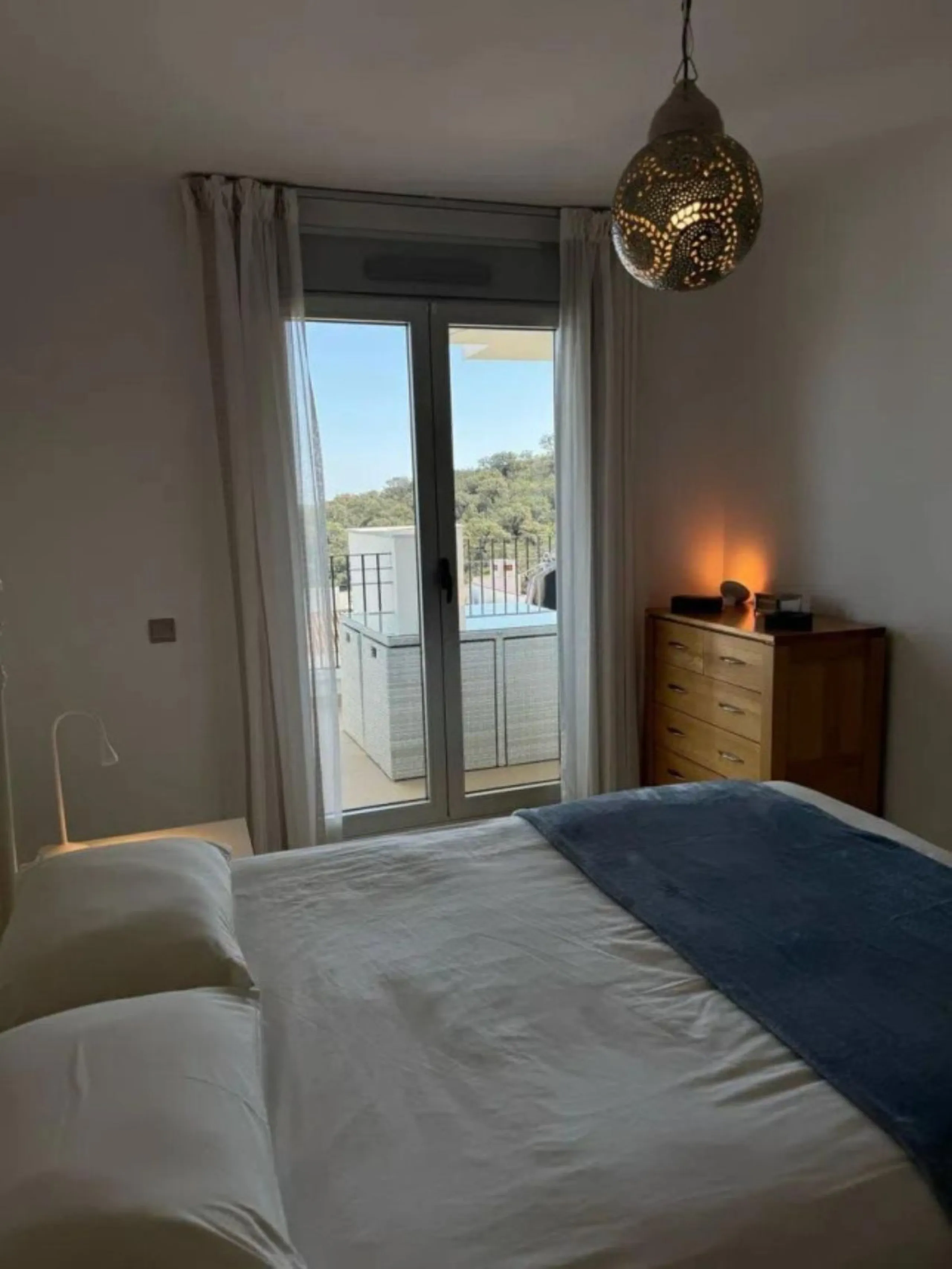 Stunning corner first-floor apartment with superb sea and mountain views, located in the protected area of La Mairena (UNESCO Biosphere Reserve) on the hills above Elviria.