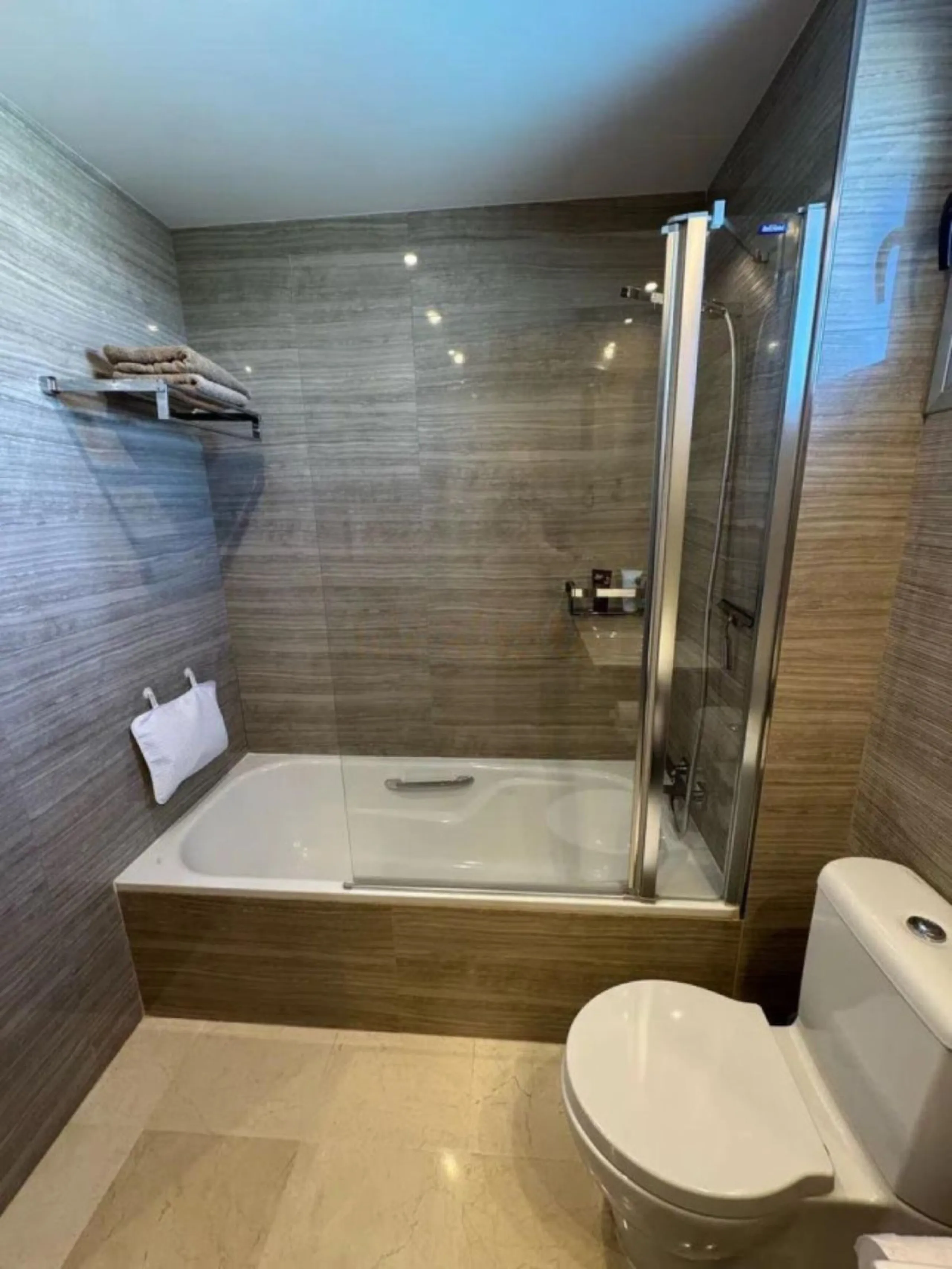 Stunning corner first-floor apartment with superb sea and mountain views, located in the protected area of La Mairena (UNESCO Biosphere Reserve) on the hills above Elviria.